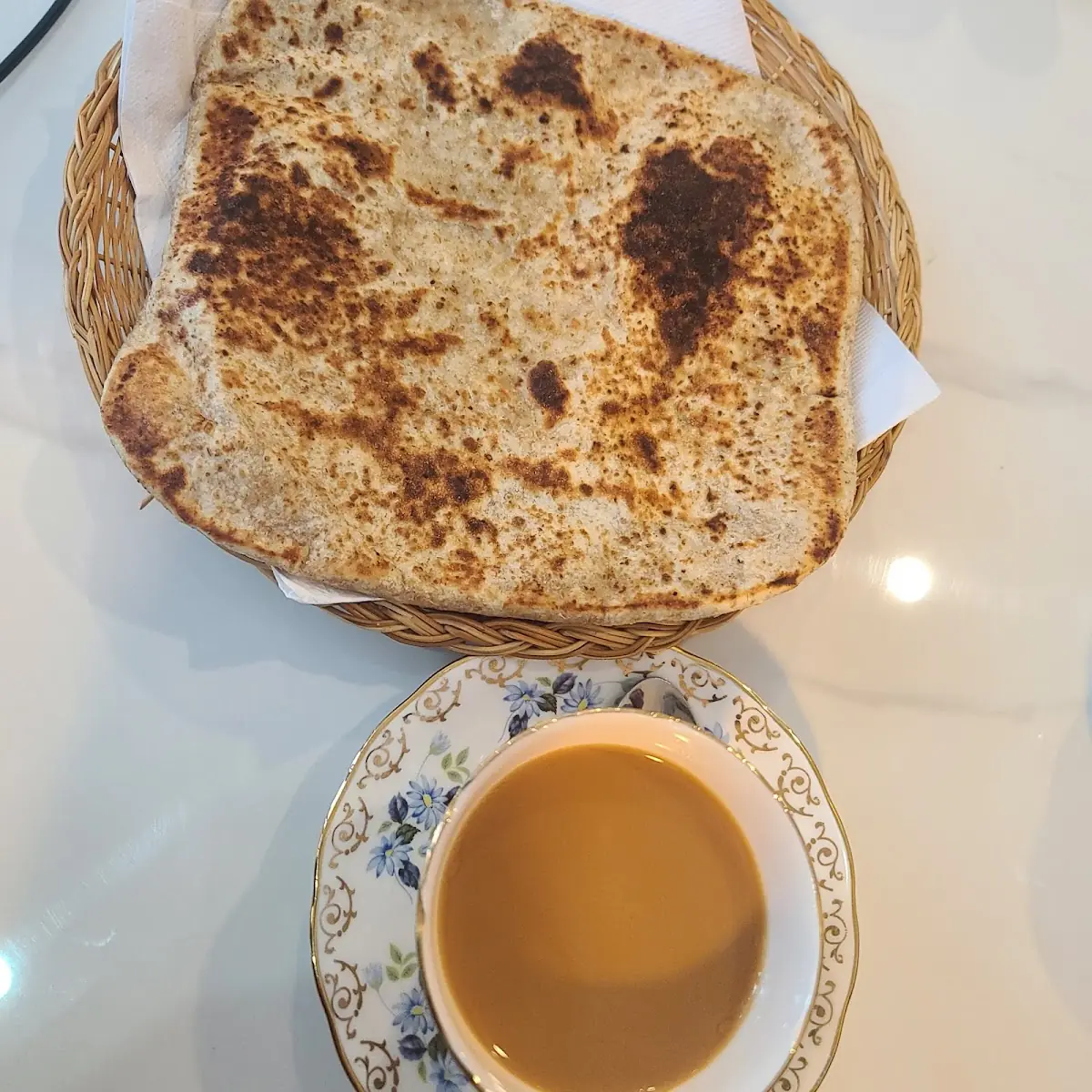 خبز عدني طاوة وشاي عدني, حضارة اليمن Blue lounge restaurant